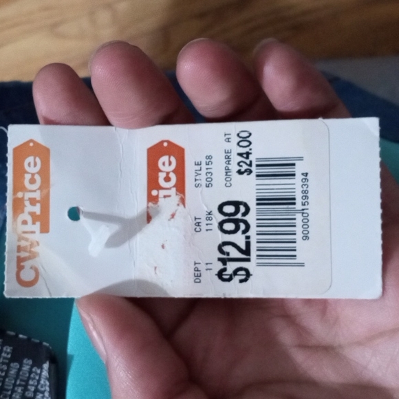 A button up shirt - Picture 4 of 4